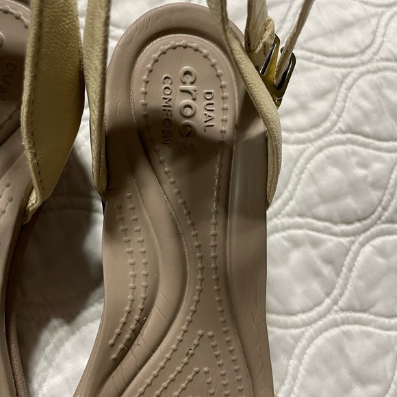 Crocs - women’s Leigh - Ann ankle strap leather wedge beige sandals size 5 - Picture 4 of 5